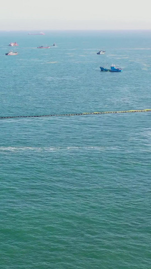 大海中的游艇及渔船航拍视频海滨风光32秒视频
