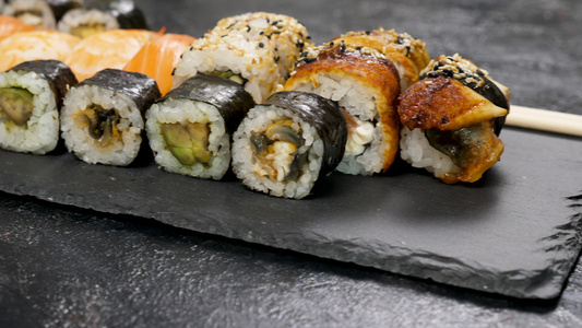 黑盘上健康美味和传统传统的寿司卷视频