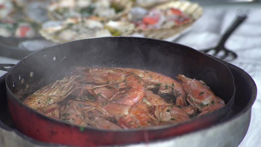 烹饪中虾和大锅视频