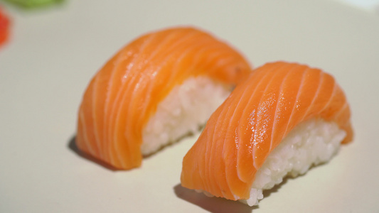 日耳曼传统食物寿司卷和鲑鱼视频