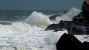 4K激情澎湃的海边巨浪拍打礁石自然景观视频素材31秒视频