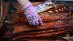 鱼市柜台上的熏咸红鲑鱼10秒视频