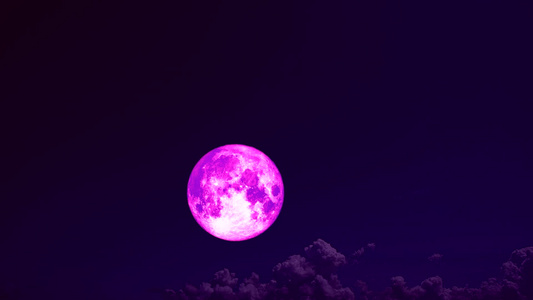 超级粉红月亮和云朵在夜空中移动视频