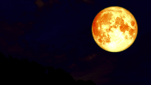 月亮在夜空13秒视频