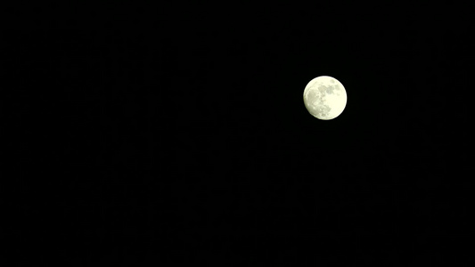 新的月亮在夜空上移动在几天后到达满月前视频