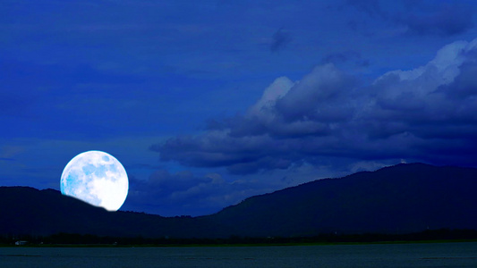 月升起在夜空视频