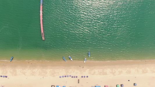 俯拍海边海浪沙滩视频