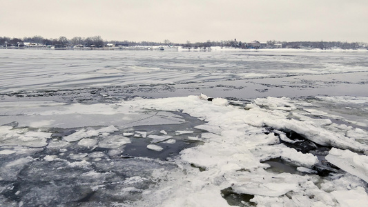 冰雪飘动在基辅的冷冻dnieper河上视频