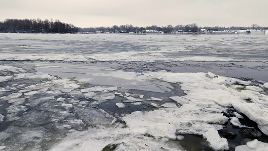 冰雪飘动在基辅的冷冻dnieper河上视频