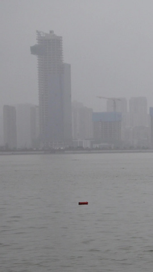 长江中下游防汛期间淹过警戒水位标识的江水城市内涝素材自然灾害22秒视频