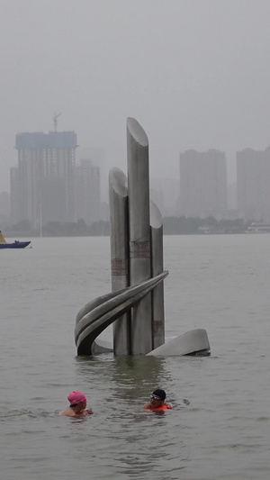 长江中下游防汛期间淹过警戒水位标识的江水城市内涝素材自然灾害22秒视频