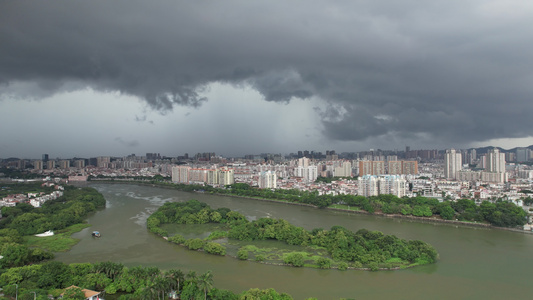 航拍乌云密布暴雨将至的城市视频