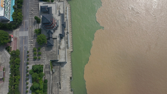 每年梅雨季节长江与清江在湖北省宜都市交汇形成明显的分界线[十月份]视频