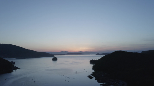 夜晚海景的空中观察在美丽的海湾里浮游生物乌西亚视频