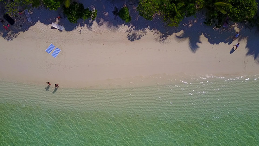 以蓝绿水和白沙底蓝色背景的海滨之行