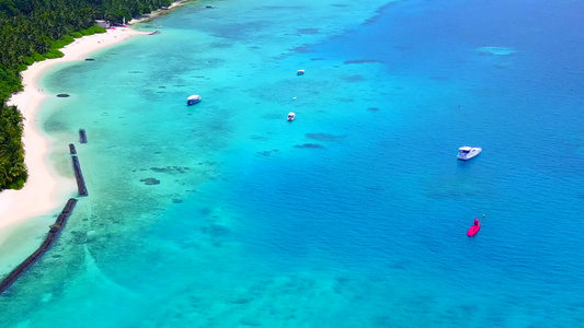 以绿宝石环礁湖和白沙底为背景的宁静海湾海滩休息天空视频