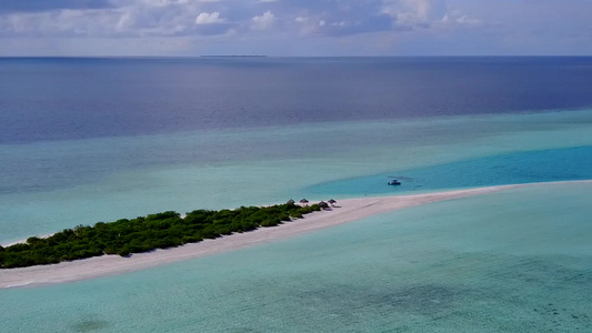 白沙背景蓝色泻湖天堂岛海滩之旅空中海景视频