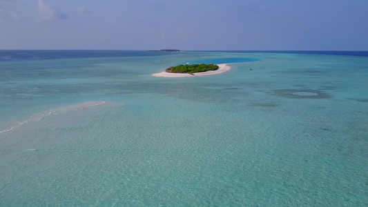 环礁湖海滩以白色沙子背景通过清海断裂的完美海岸的空中视频
