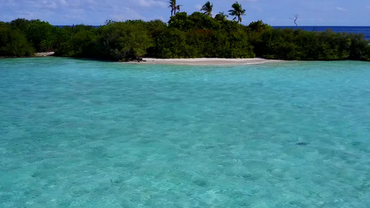 以透明的海洋和白色沙沙本背景在热带海岸线海滩度假的视频