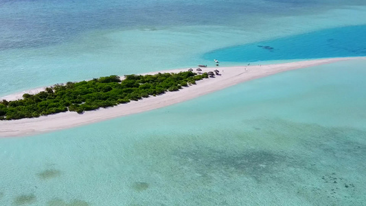 蓝绿水和白沙滩背景的海洋度假胜地海滩探险活动的性质视频