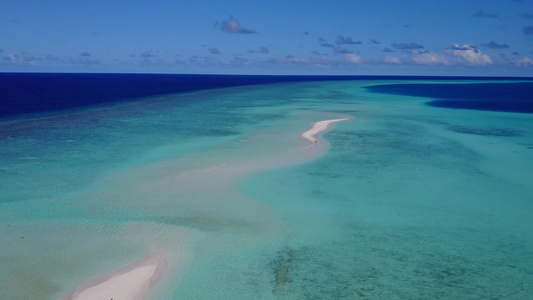 白沙背景蓝海海岸海滩度假的无人机质感视频