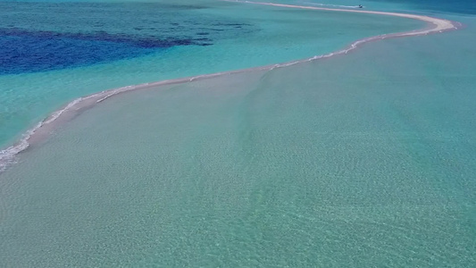 空中无人驾驶飞机旅行在蓝海和白沙底蓝海中放松海观海滩视频