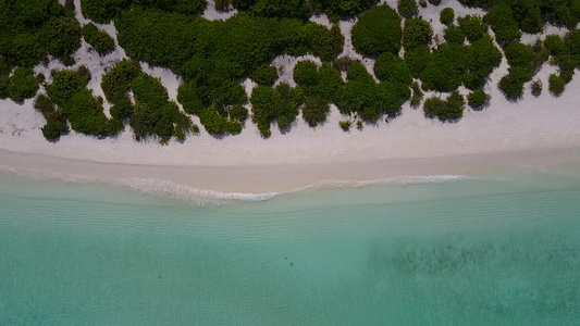 由蓝环礁湖和浅沙背景的蓝砂岩构成的放松海湾海滩探险视频