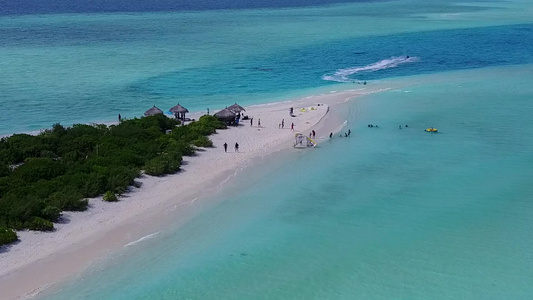 以蓝海和白沙为背景航行的海滩上天堂海滩的海景情况视频