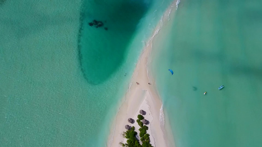 热带海滨海滩假日的热带蓝海和白沙底水蓝色海洋空中无人驾驶视频