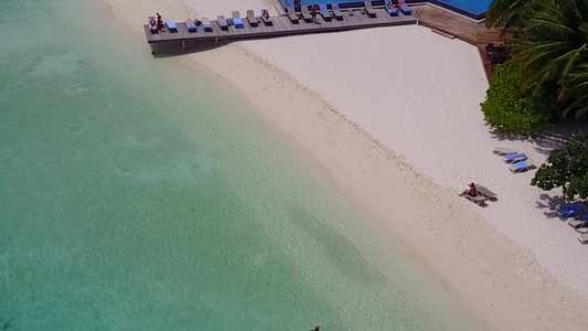 蓝海和浅沙背景的宁静海滨海滩探险活动空中观视全景视频