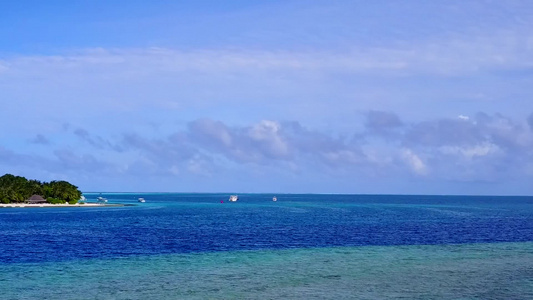 白沙背景透明海中美丽度假海滩航行的无人机全景视频