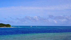 白沙背景透明海中美丽度假海滩航行的无人机全景10秒视频