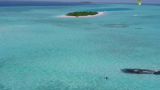 白沙背景清澈的海洋海洋度假村海滩度假的空中景观视频
