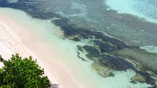 热带海湾海滩在蓝海和清洁沙滩背景的蓝海上冒险飞行的视频