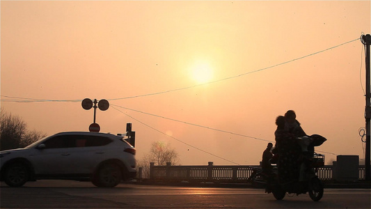 傍晚夕阳的公路车辆视频