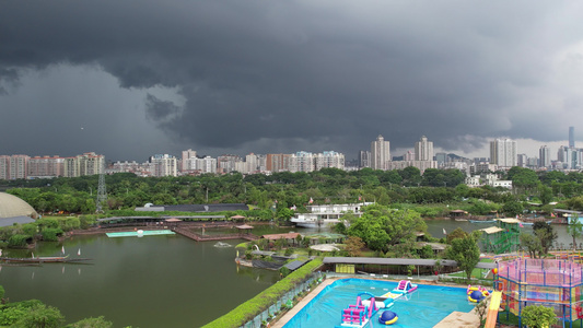 航拍乌云密布暴雨将至的城市视频