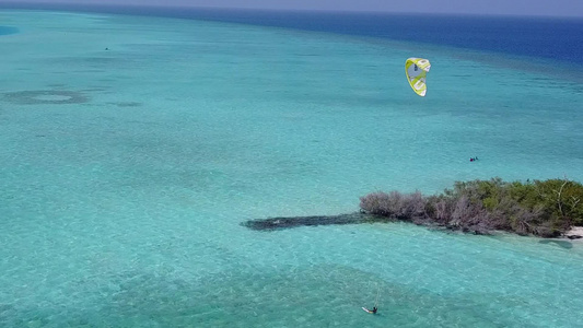 蓝色环礁湖和白沙底蓝色背景的美丽海滩野生生物风景视频