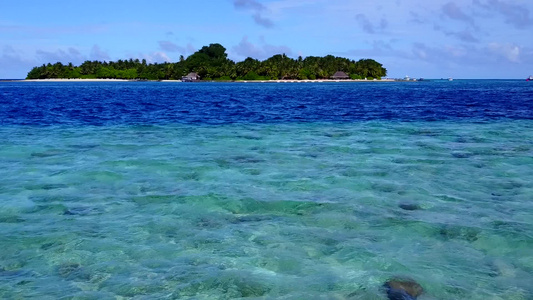 美丽的旅游海滩之旅的空中无人机全景蓝水与明亮的沙质视频