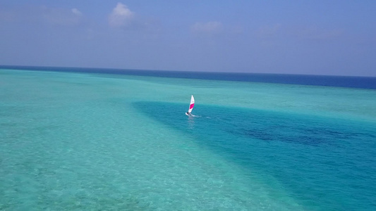 环礁湖美丽的海滩航程的全景由蓝水和白沙背景航行视频