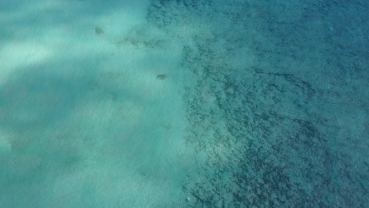 热带热带旅游海滩风景的热带空中景观经蓝海和白沙背景视频