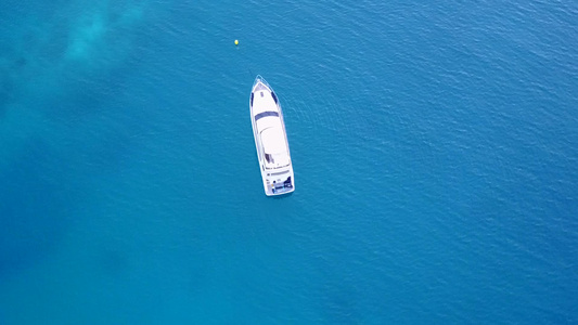 白沙背景浅海的天堂海岸海岸海滩之海其空中观视风景视频