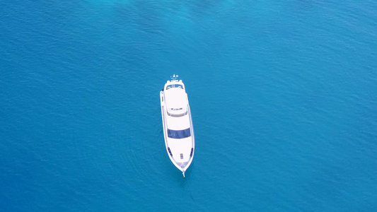 蓝海白沙背景下完美海岸海滩度假的无人机天空视频