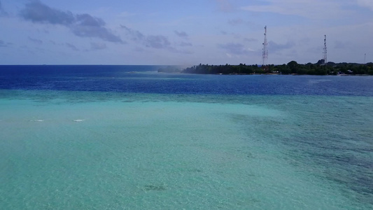 海洋旅游游客海滩时间的空中无人驾驶飞机旅行蓝海和白色视频