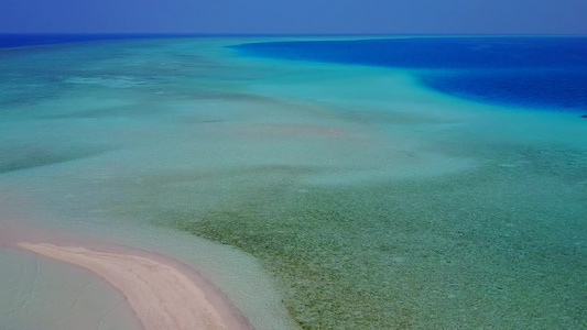 浅水和白沙背景下异国情调的海湾海滩生活方式的空中海景视频