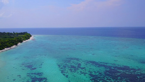 白沙背景透明海中放松海岸海滩之旅无人机景观14秒视频