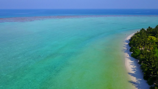 海洋海岸海滩度假的空中无人机海景由蓝绿海和明亮的沙质视频