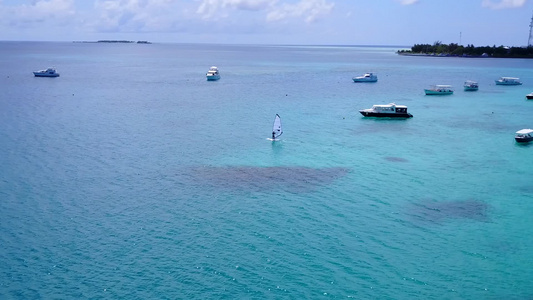 以蓝海和白色沙滩背景为依地环礁湖海滩生活方式的海洋视频