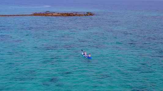 以蓝水和白沙底底蓝水为宁静海岸线海滩假日的空中无人驾驶视频