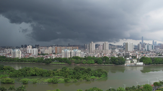 航拍乌云密布暴雨将至的城市视频