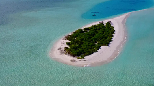 以清水和白色沙滩背景观视美丽的海湾海滩度假的海景风景视频